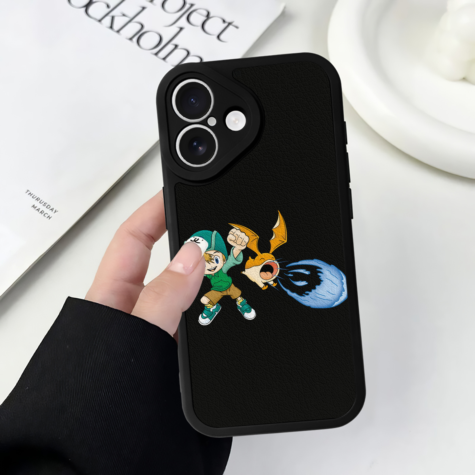 （画像用） Digimon デジタルモンスター/デジモン 【iPhone 16シリーズ対応】シリコンスマホケース（レザー調） 材質：シリコン